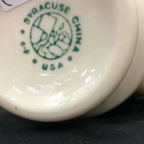 4 Vintage Ochre and White Diner Mugs. - Picture 3 of 4